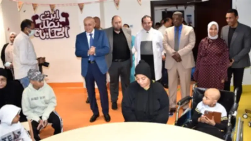 محافظ الأقصر يزور أطفال السرطان لتوزيع الهدايا وإدخال البهجة قبل عيد الفطر