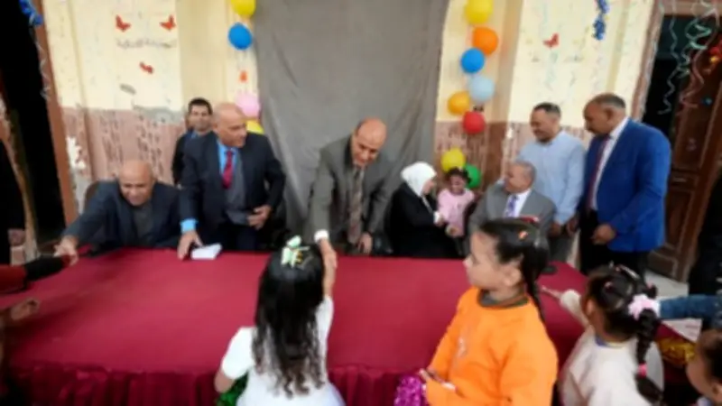 محافظ أسيوط يشارك أطفال الأيتام فرحة العيد بتوزيع الهدايا والعيديات في دور الرعاية