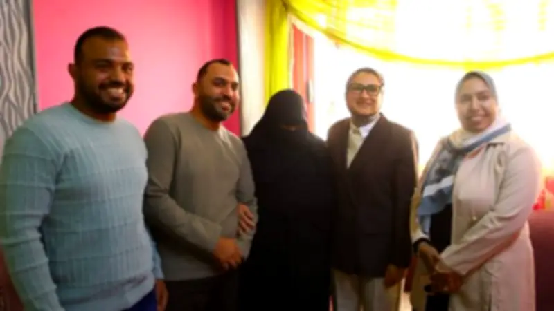 محافظ الوادي الجديد يزور الأم المثالية في منزلها لتقديم التهنئة على إنجازها التربوي