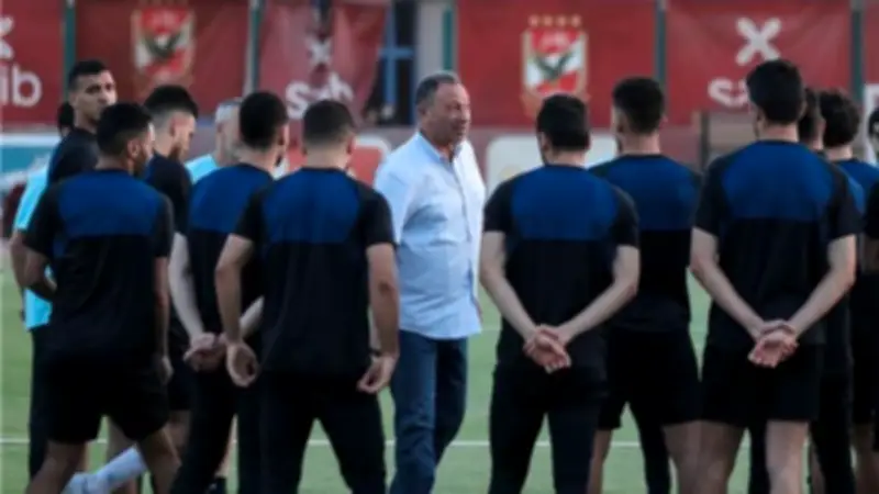 الخطيب يحفز نجوم الأهلي: كونوا رجالاً في مواجهة الترجي بدوري الأبطال