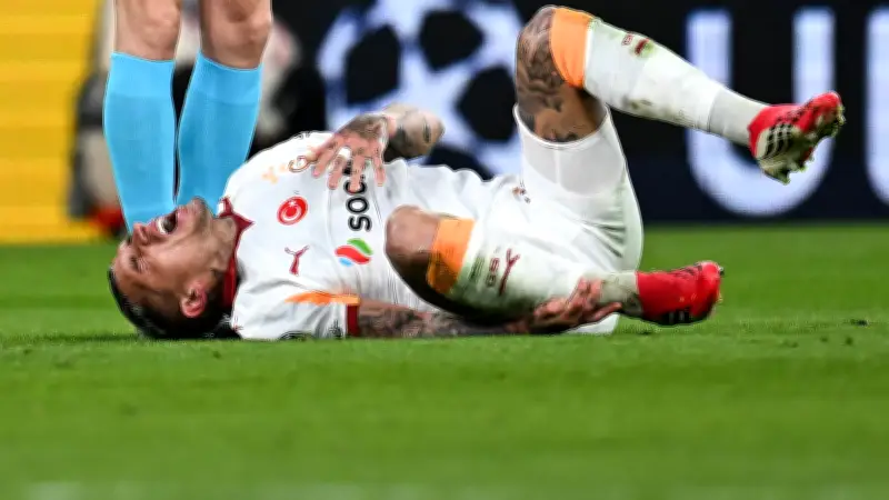 يويفا يفتح تحقيقًا عاجلًا في إصابة نوا لانج بعد اصطدامه بلوحة إعلانية في أنفيلد