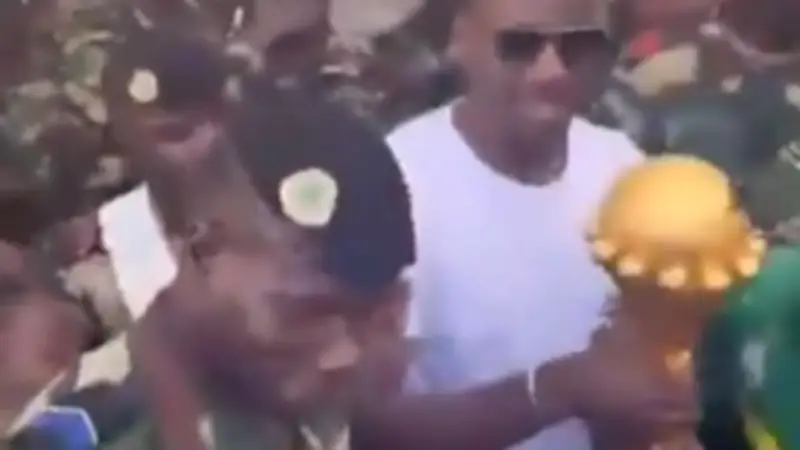 مدرب السنغال يسلم كأس أمم أفريقيا للقوات المسلحة في داكار بعد قرار الكاف