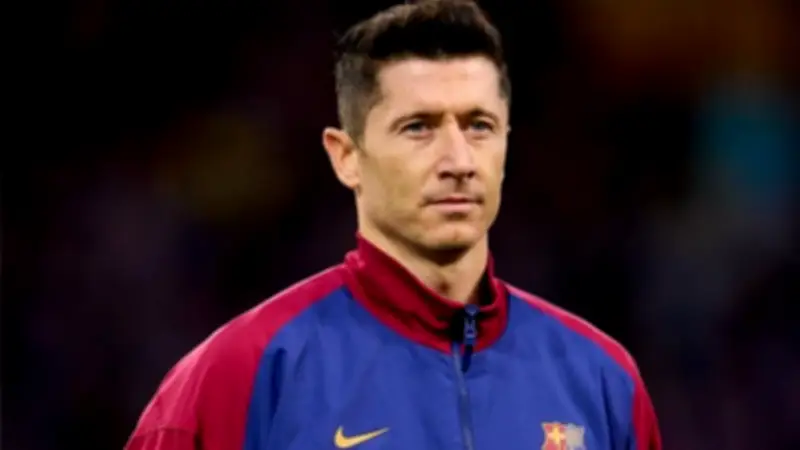 برشلونة يخطط لتجديد عقد ليفاندوفسكي رغم تراجع مستواه هذا الموسم