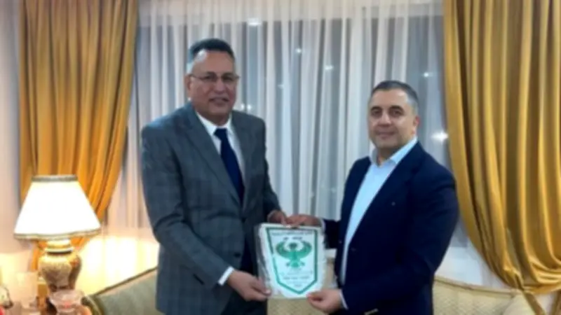 الحسيني أبو قمر يقدم درع النادي المصري لسفير مصر بالجزائر تقديرًا لدعم البعثة