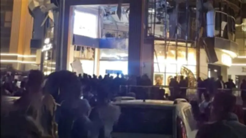 محافظ دمياط يتفقد موقع انفجار بمول تجاري ويطمئن على المصابين بعد حادث أسطوانات الهيليوم