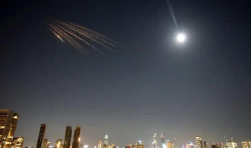 إعلام إسرائيلي: إيران أطلقت صواريخ انشطارية خلال الساعات الأخيرة