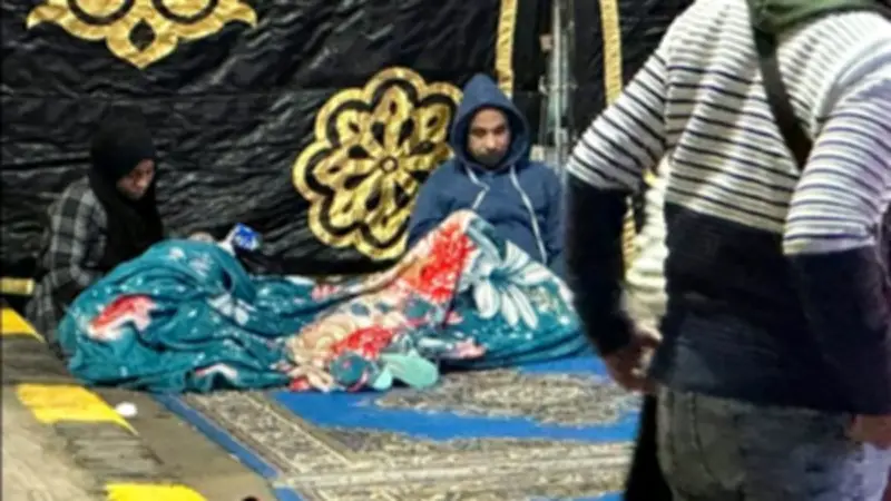 مصلون يفترشون البطانيات في ساحة مسجد مصطفى محمود لأداء صلاة عيد الفطر