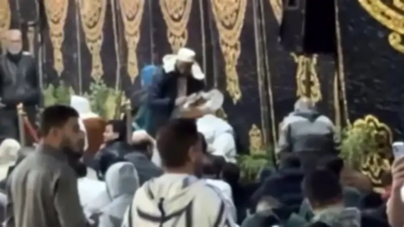 توزيع تمر على المصلين بمسجد مصطفى محمود إحياءً لسنة النبي في أول أيام عيد الفطر