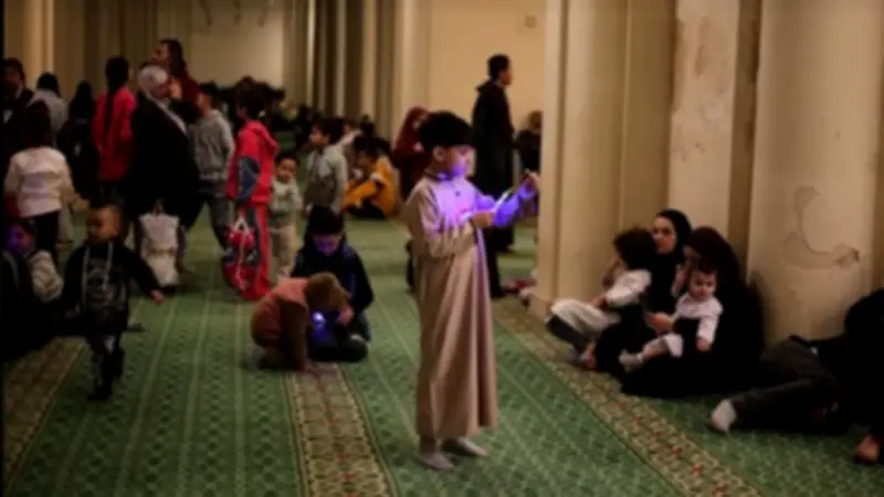 أطفال يسرقون الأضواء في مسجدي مصطفى محمود والحاكم بأمر الله قبل صلاة العيد