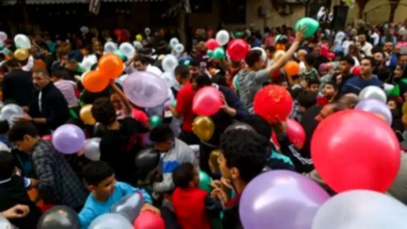 أجواء احتفالية في ساحة صلاة العيد بالبداري بأسيوط مع توافد المصلين بالبالونات والزينة