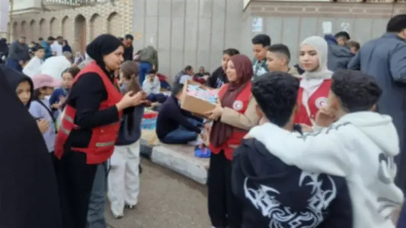 شباب متطوعون يوزعون التمر والألعاب أمام مسجد النصر في المنصورة احتفالاً بعيد الفطر