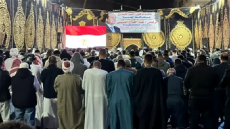 مئات المصلين يؤدون صلاة عيد الفطر في مسجد مصطفى محمود بالمهندسين وسط أجواء بهيجة