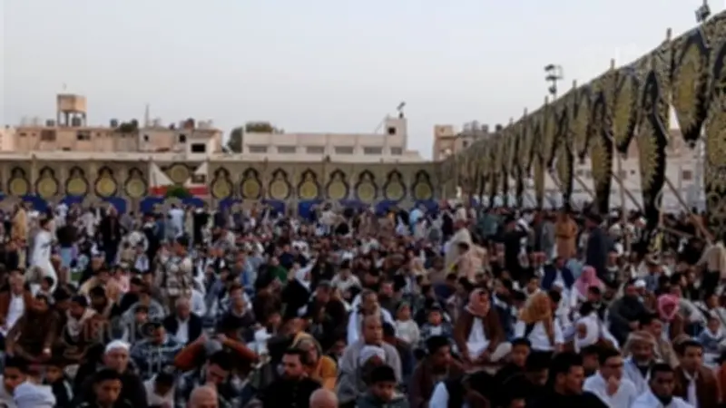 مئات الأهالي يؤدون صلاة عيد الفطر في ساحة مطروح وسط إجراءات أمنية وخدمية مشددة