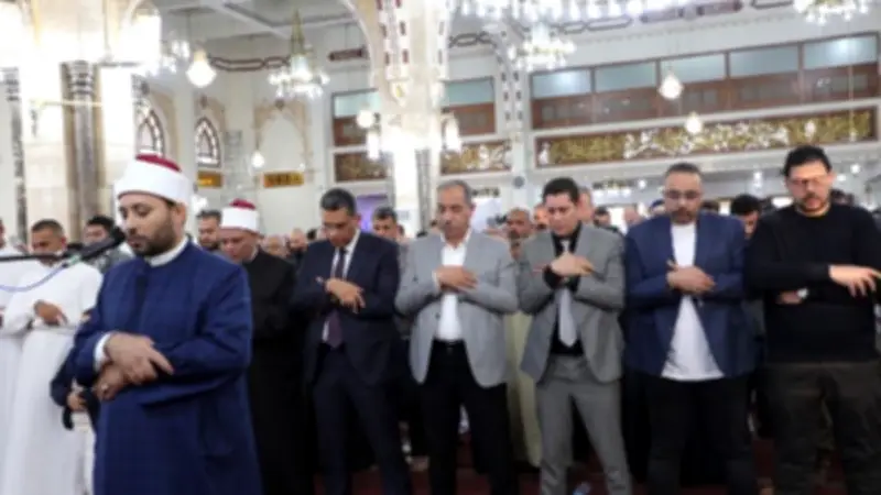 محافظ البحر الأحمر يؤدي صلاة عيد الفطر بمسجد الميناء الكبير وسط حشود غفيرة