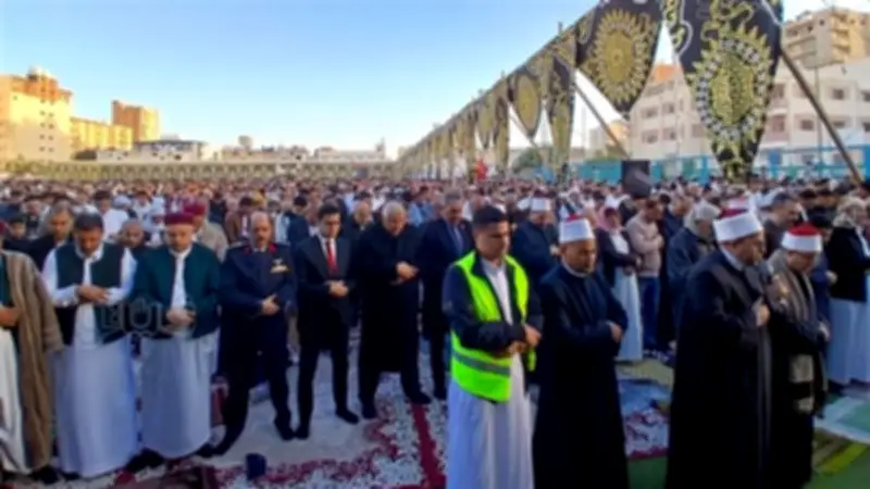 المئات يؤدون صلاة عيد الفطر بمركز شباب مطروح بحضور المحافظ ونوابه