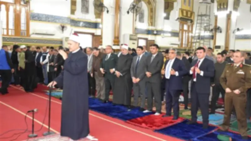 محافظ الدقهلية يؤدي صلاة عيد الفطر مع القيادات التنفيذية والشعبية في مسجد النصر