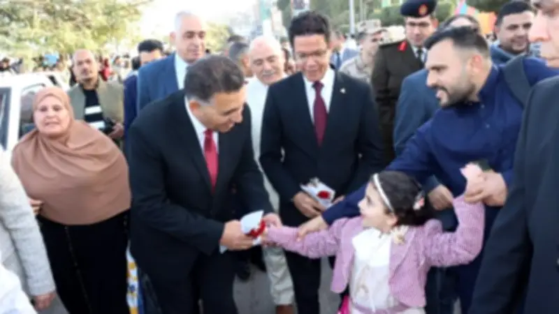 محافظ القليوبية يوزع الورود على الأطفال والمواطنين احتفالاً بعيد الفطر المبارك