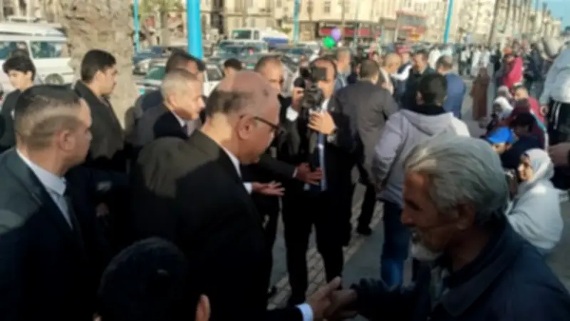 محافظ الإسكندرية يهنئ المواطنين على كورنيش البحر في جولة تفقدية خلال عيد الفطر