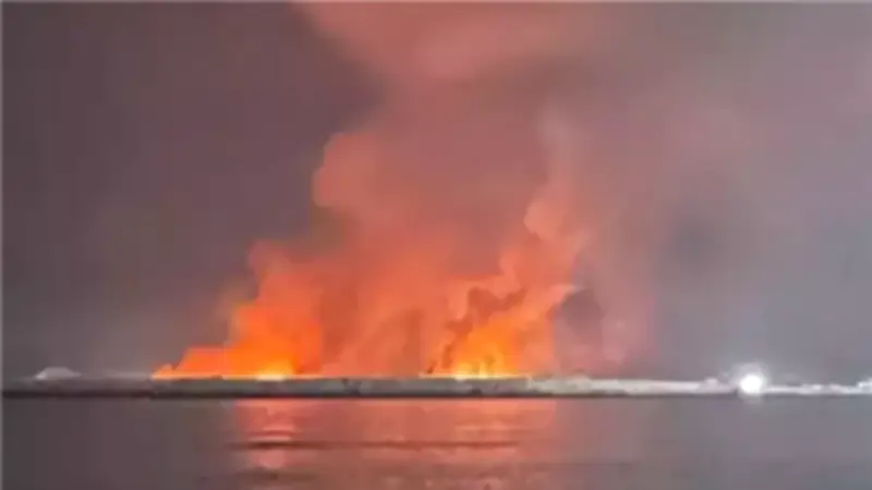 إعلام إيراني: احتراق زوارق في ميناء لنجة بعد قصف إسرائيلي