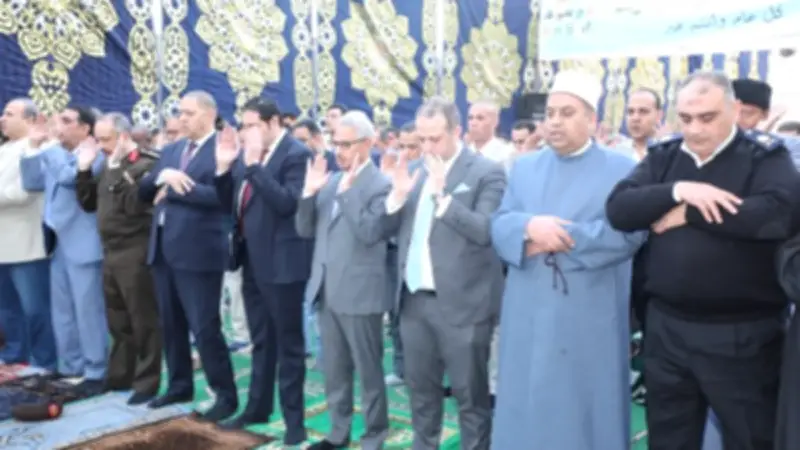 محافظ بني سويف يؤدي صلاة عيد الفطر وسط أجواء بهيجة ويدعو لمواصلة مسيرة العمل والبناء