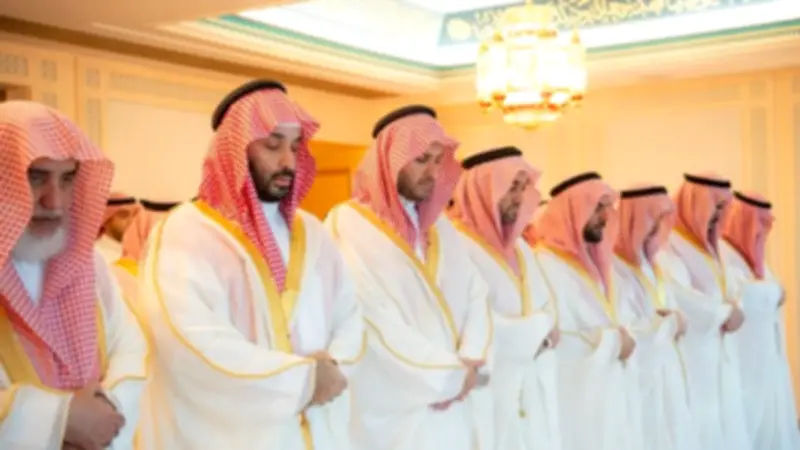 ولي عهد السعودية يؤدي صلاة العيد في المسجد الحرام وسط حضور جماهيري كبير