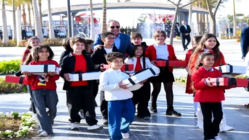 الرئيس السيسي يشارك الأطفال فرحة عيد الفطر ويوزع الهدايا في العاصمة الجديدة