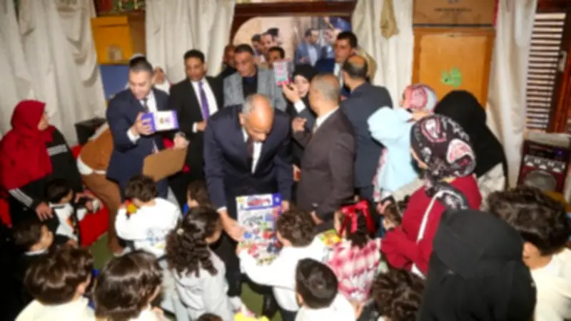 محافظ كفر الشيخ يوزع الهدايا على الأطفال الأيتام في أول أيام عيد الفطر