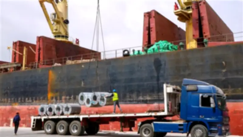 ميناء دمياط يشهد نشاطاً مكثفاً في أول أيام عيد الفطر مع استمرار العمل بكامل الطاقة