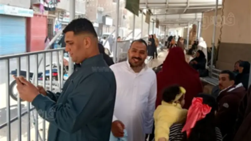 أهالي المنوفية يزورون المقابر في أول أيام عيد الفطر ضمن عادة متوارثة