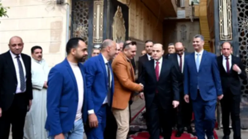 محافظ الغربية يشارك الأيتام وكبار السن فرحة العيد بتوزيع هدايا من الرئيس