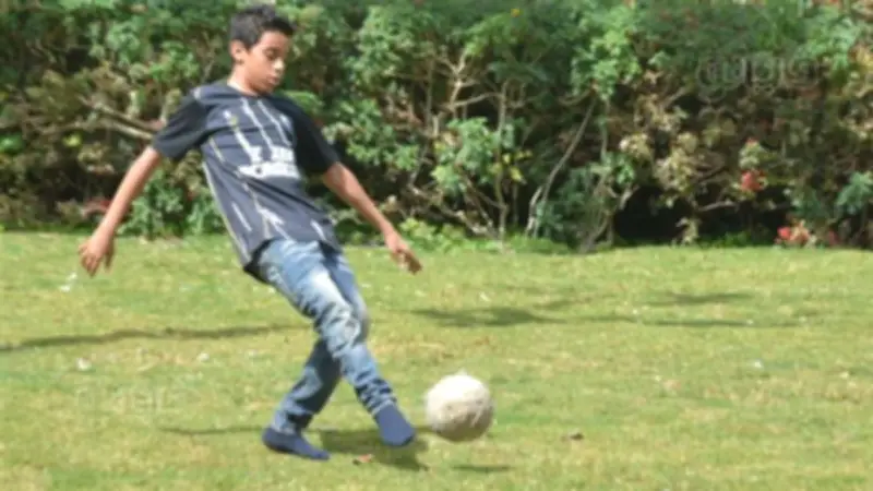 أطفال القاهرة يلعبون الكرة في حديقة الأزهر احتفالاً بعيد الفطر وسط أجواء بهيجة