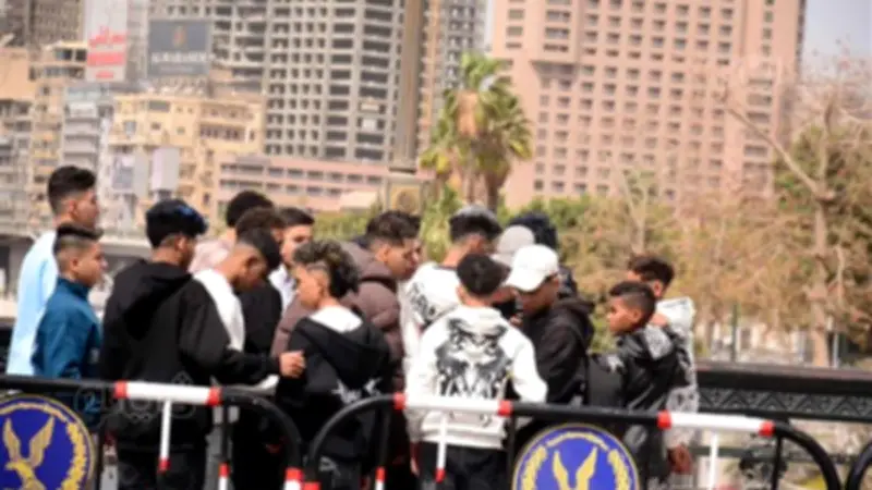 ألوان جريئة وقصات شعر غريبة تزين كورنيش النيل في احتفالات عيد الفطر