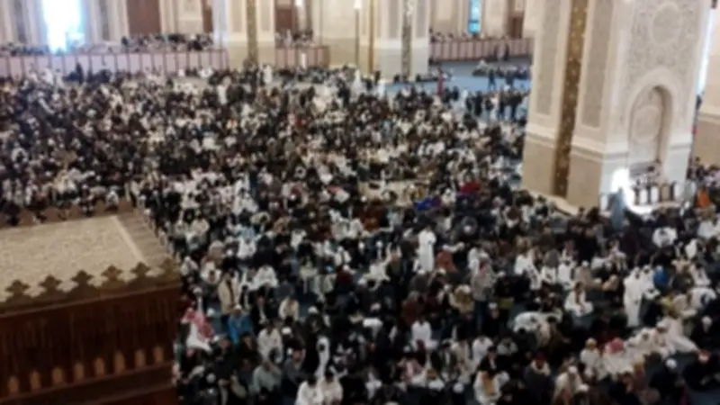 آلاف المصلين يؤدون صلاة العيد في مسجد مصر الكبير وسط أجواء روحانية مبهجة