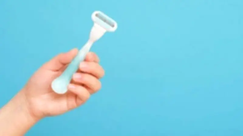 هل حلاقة شعر العانة آمنة للنساء؟.. فوائد ومخاطر صحية يجب معرفتها