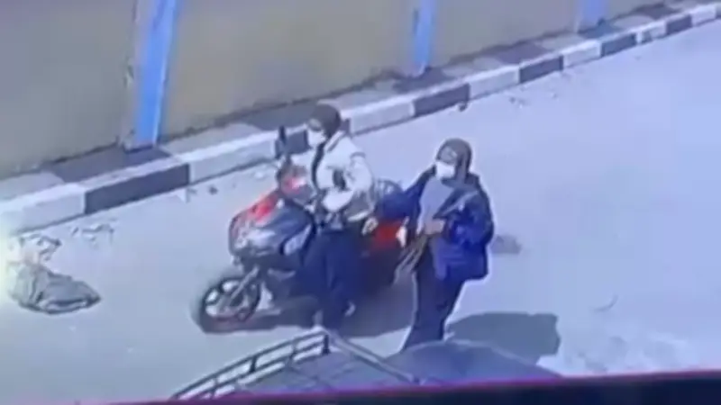 فتاتان تسرقان اسكوتراً كهربائياً في نهار رمضان بالإسماعيلية.. والأمن يبحث عنهما