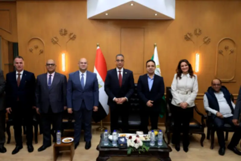 محافظ الجيزة يتبادل التهنئة مع المواطنين بمناسبة عيد الفطر المبارك