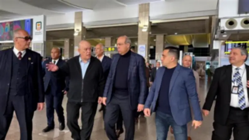 وزير الطيران يتفقد مطار القاهرة لضمان جاهزية التشغيل في أول أيام عيد الفطر