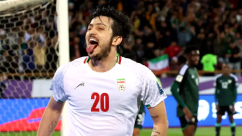 إيران تطرد نجم كرة القدم سردار آزمون بتهمة الخيانة بعد لقاء حاكم دبي