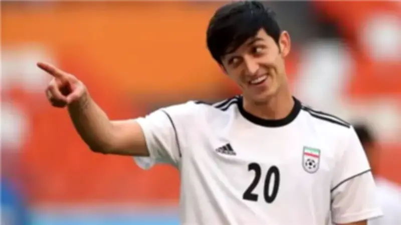 استبعاد سردار آزمون من منتخب إيران نهائياً بعد أزمة صورة مع حاكم دبي