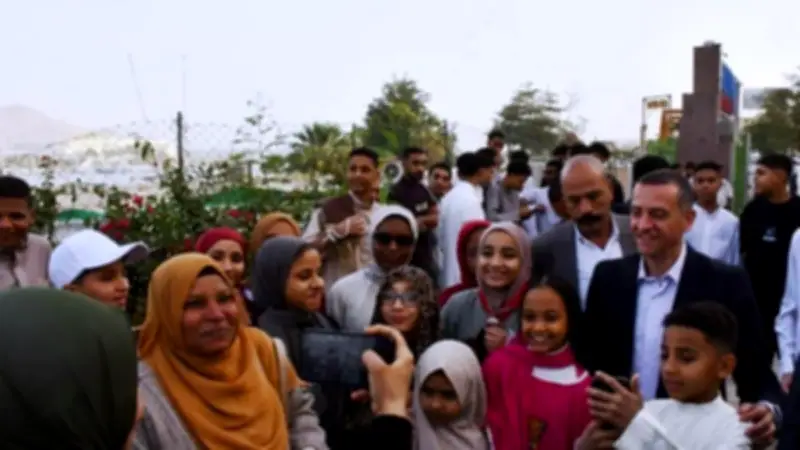 محافظ أسوان يوزع الهدايا والعيدية للأطفال ويؤكد على الروح المجتمعية في عيد الفطر