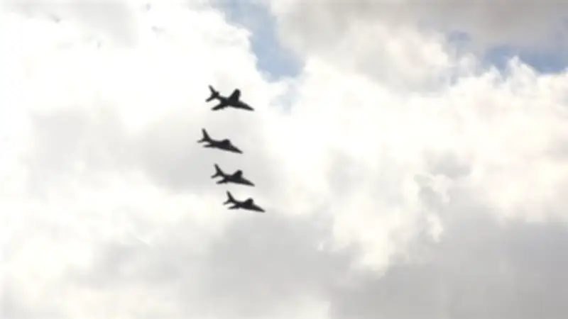 إعلام إيراني: تحليق مكثف لمقاتلات وانفجارات في مواقع عسكرية بفارس