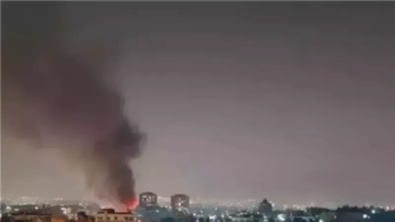 تصاعد دخان من مقر عسكري في طهران وانفجارات في خجير وسط تحليق مقاتلات