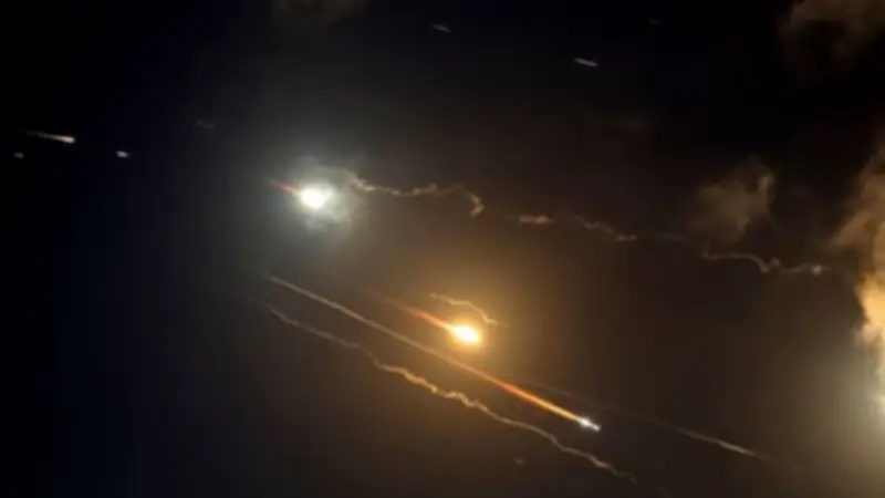 إيران تطلق موجة صاروخية جديدة تجاه إسرائيل وسط تحذيرات من تصعيد عسكري