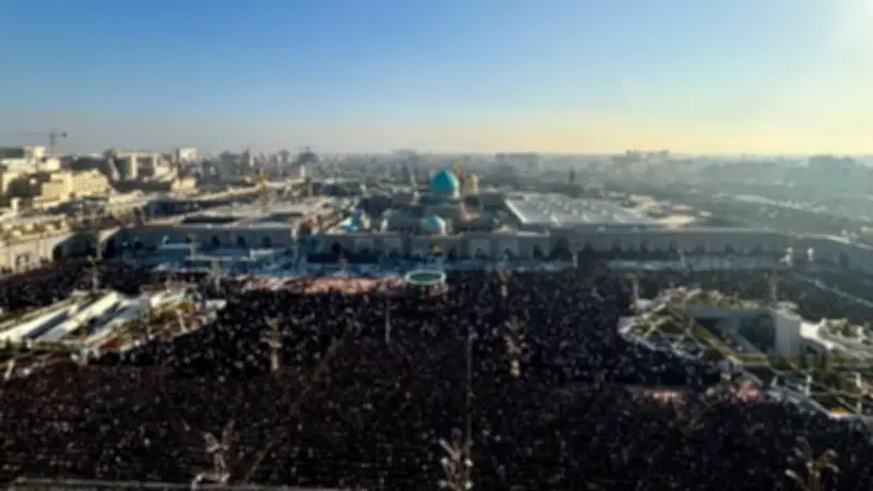 رغم ظروف الحرب.. الإيرانيون يؤدون صلاة عيد الفطر في مصلى الإمام الخميني