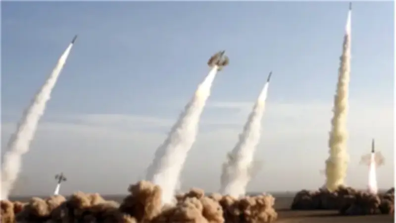 رؤوس متفجرة من صاروخ إيراني تصيب مبانٍ في تل أبيب وسط هجوم صاروخي جديد