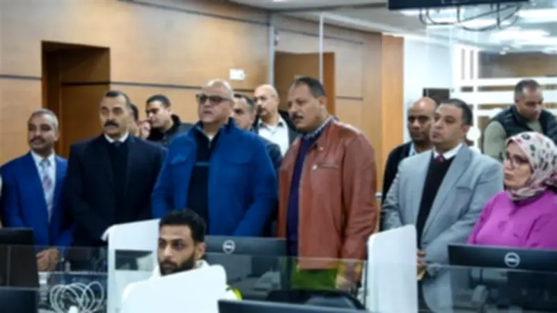 محافظ الإسكندرية يرصد من مركز السيطرة جهود مواجهة الأمطار الغزيرة خلال عيد الفطر