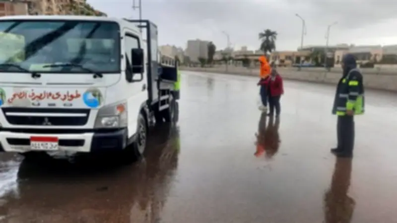 رئيس صرف الإسكندرية يتفقد منطقة وسط لمتابعة جهود التعامل مع مياه الأمطار