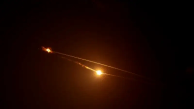 إسرائيل وإيران.. هدوء نسبي بعد تبادل الصواريخ واستهداف المناطق الحيوية