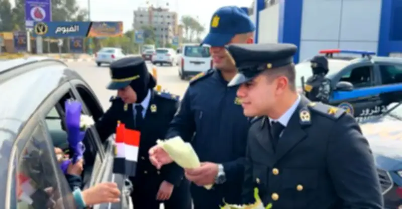 رجال الشرطة يشاركون المواطنين الاحتفال بالعيد وتوزيع الورود عليهم في فيديو