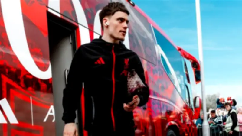 وصول ليفربول وبرايتون لملعب فالمر استعدادًا للمواجهة المرتقبة في الدوري الإنجليزي